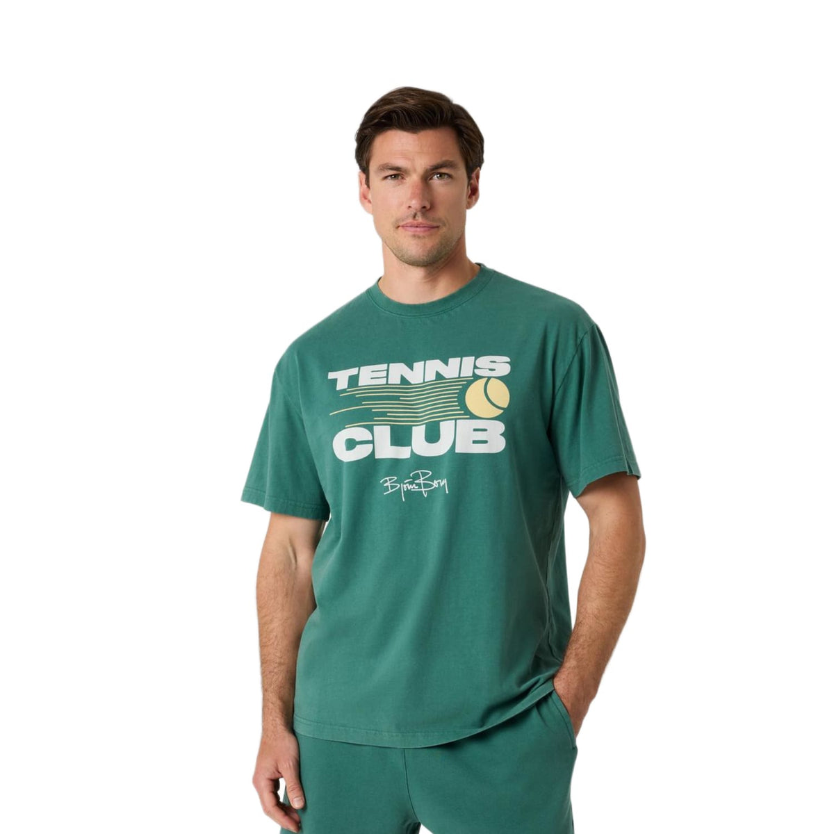 Herenmodel draagt het donkergroene Bjorn Borg Classic Print T-shirt met Tennis Club opdruk