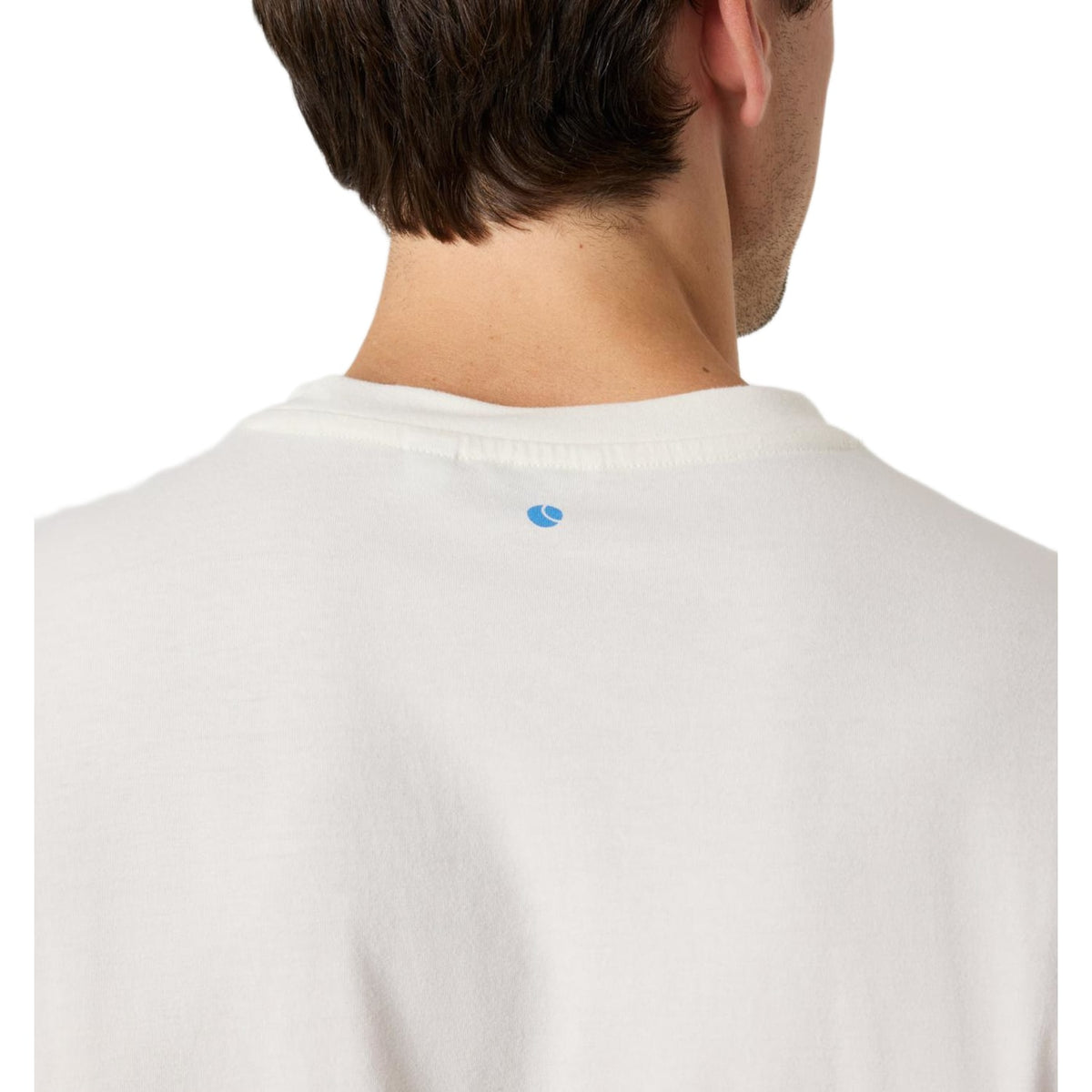 Detail van de halsboord achter met klein blauw logo op het gebroken witte T-shirt