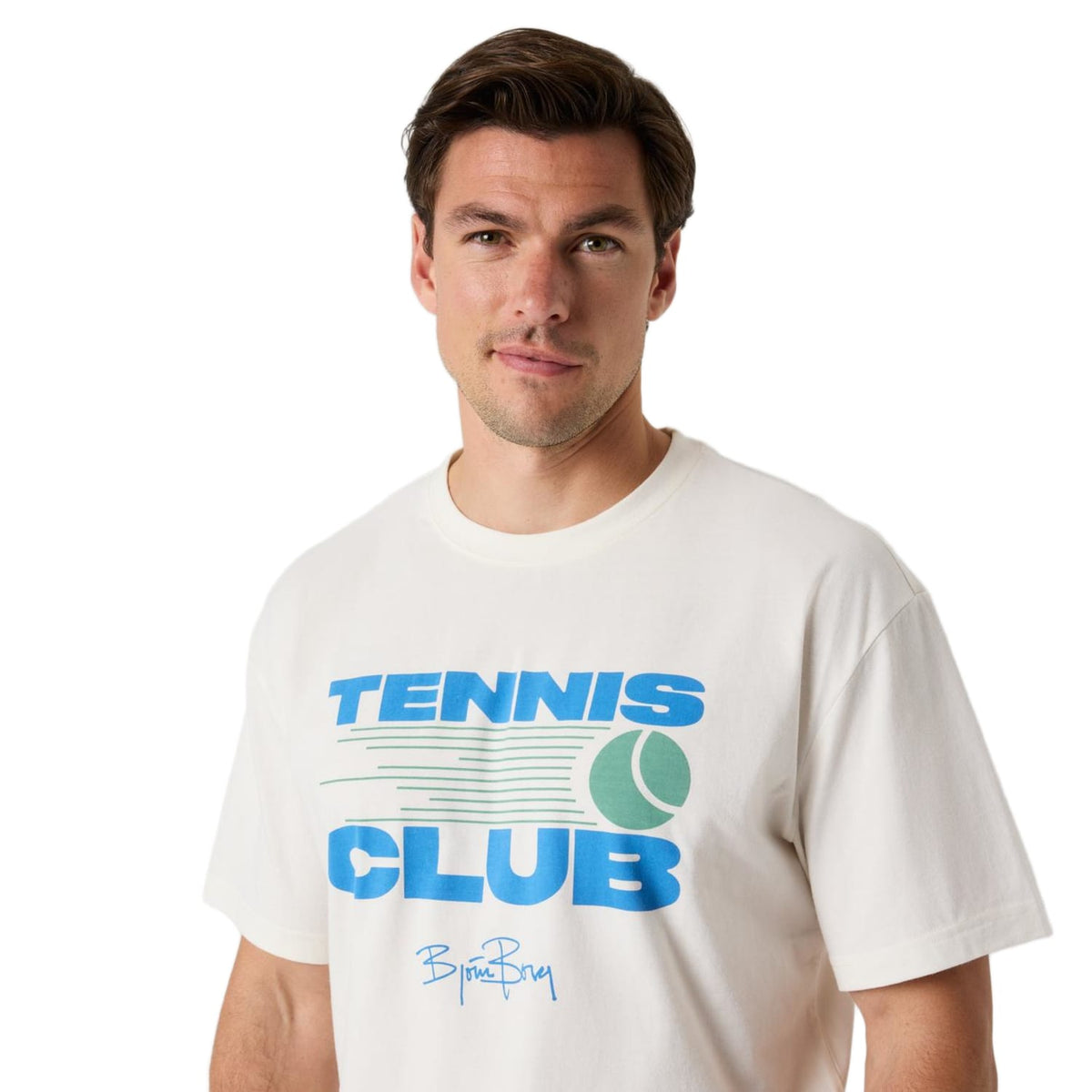 Close-up van de blauwe Tennis Club opdruk op het gebroken witte Bjorn Borg T-shirt
