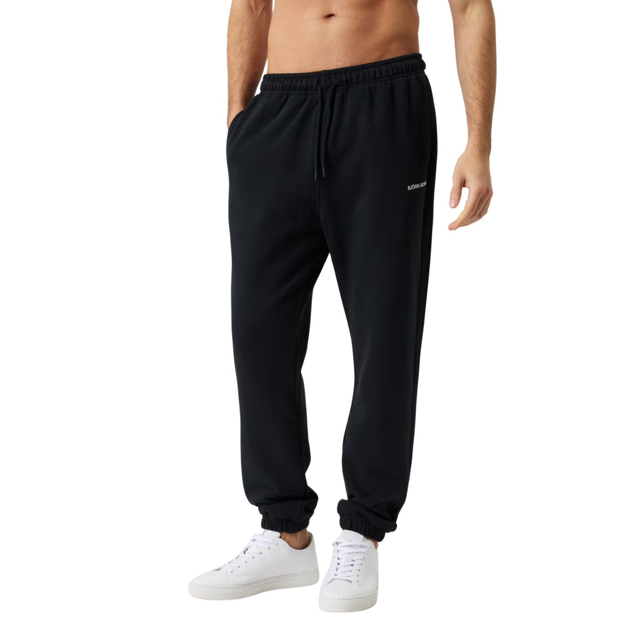 Model draagt de zwarte Bjorn Borg joggingbroek met koord, vooraanzicht