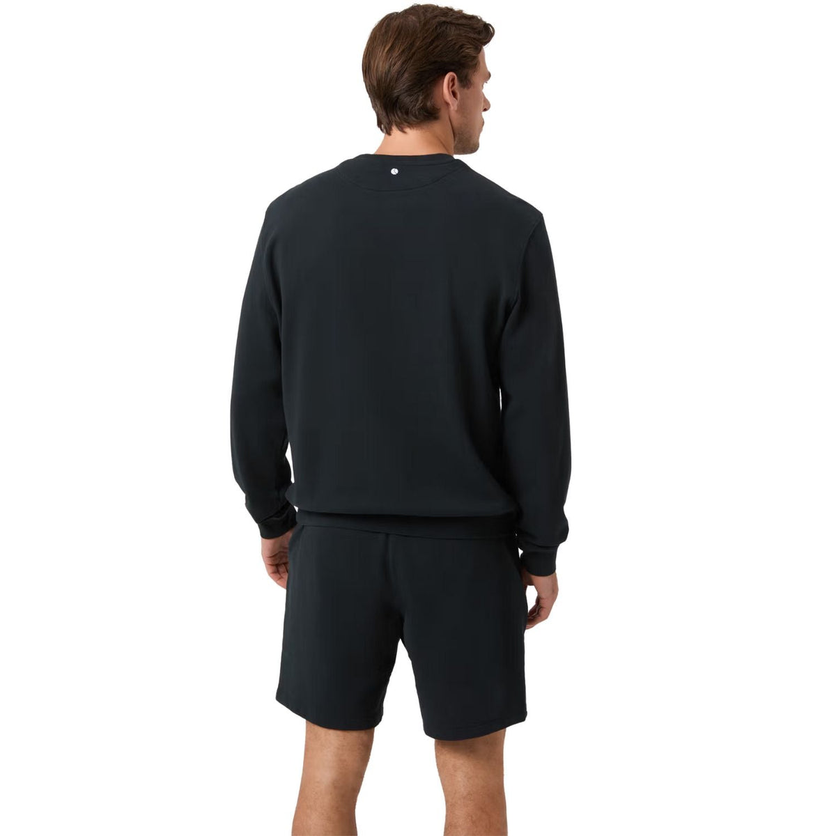 Achterzijde van de zwarte Bjorn Borg sweater met short op model