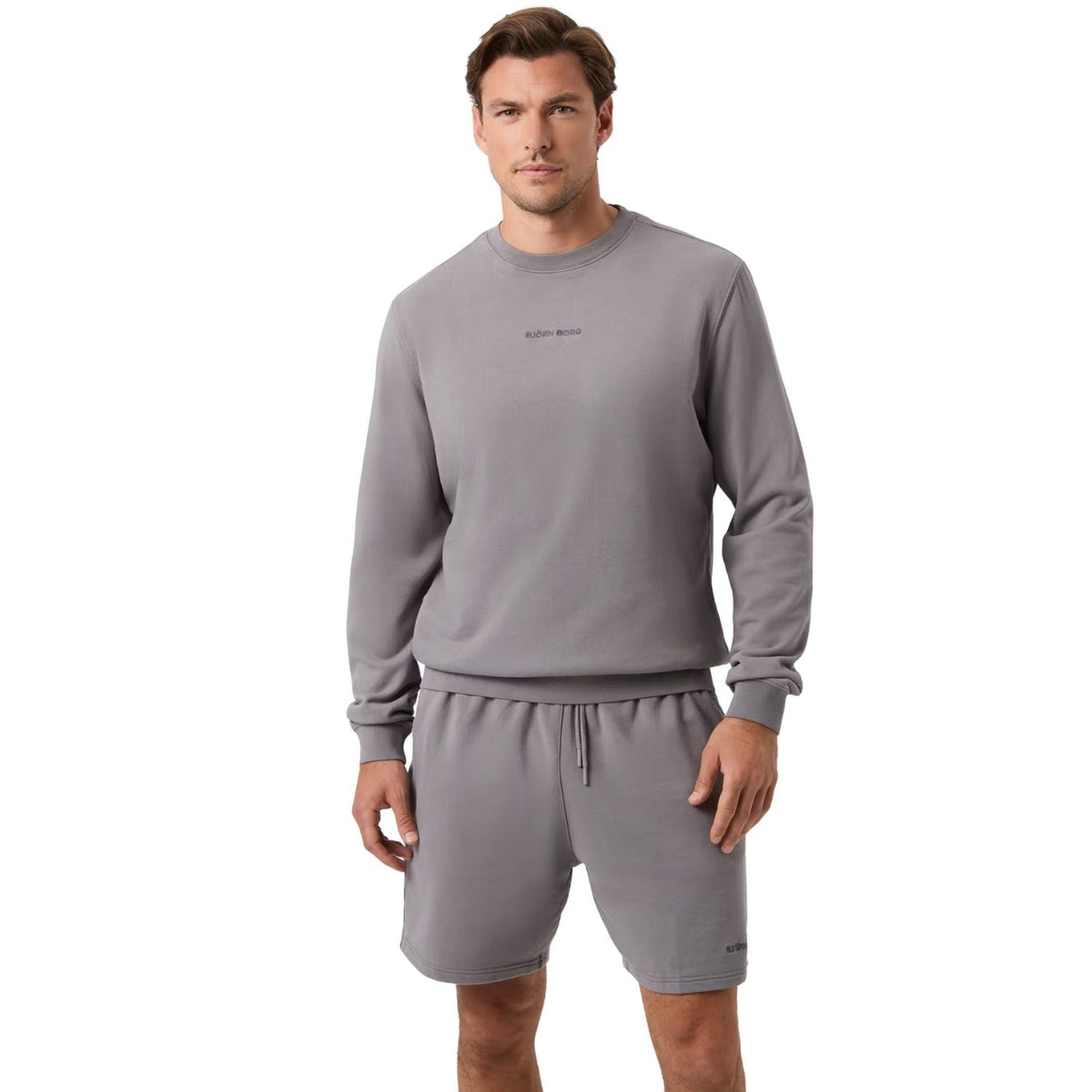 Model draagt de grijze Bjorn Borg sweater met bijpassende short