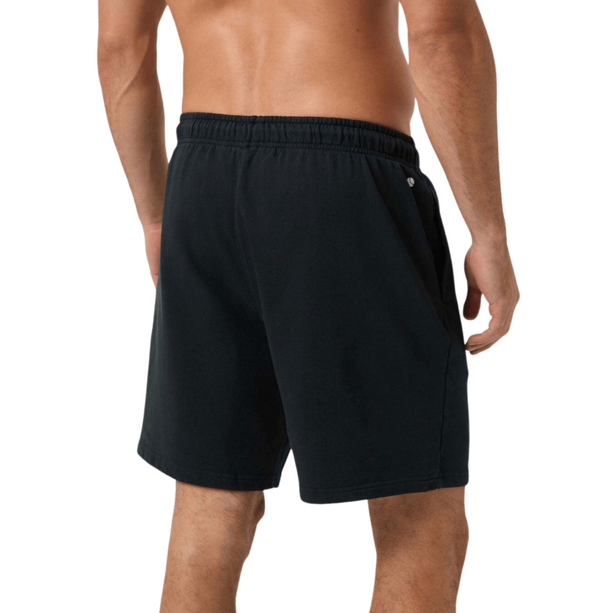 Model in de zwarte Bjorn Borg sweatshort, zijaanzicht met steekzak