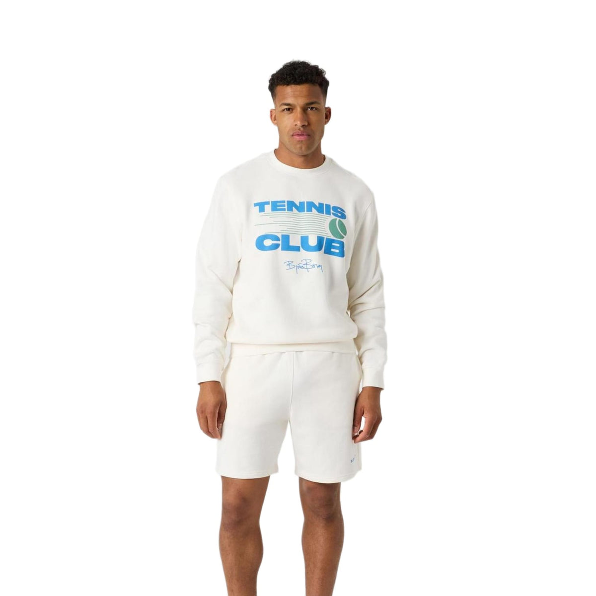 Model draagt de gebroken witte Bjorn Borg Classic Sweatshorts met Tennis Club sweater