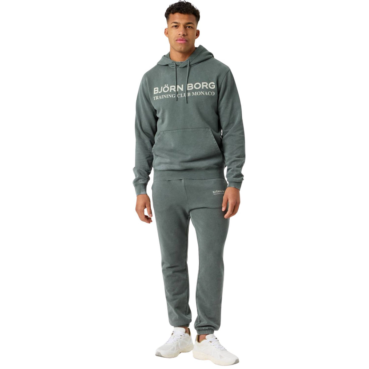 Model ten voeten uit in de grijsgroene Bjorn Borg Classic hoodie en joggingbroek