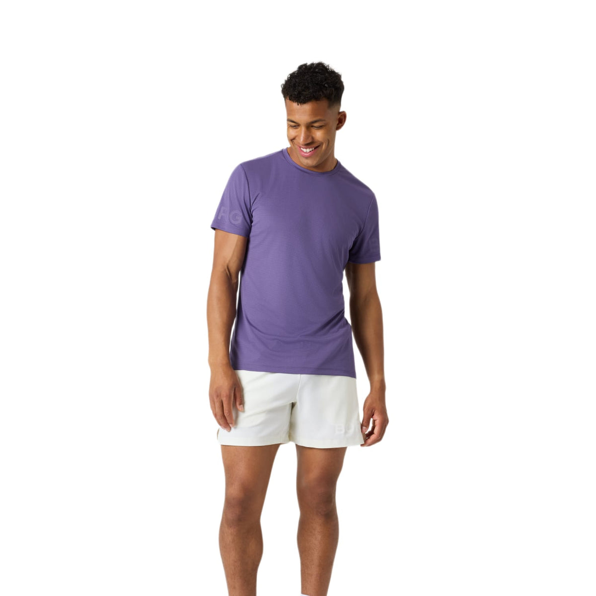 Model ten voeten uit in het paarse Bjorn Borg Light T-shirt en witte short