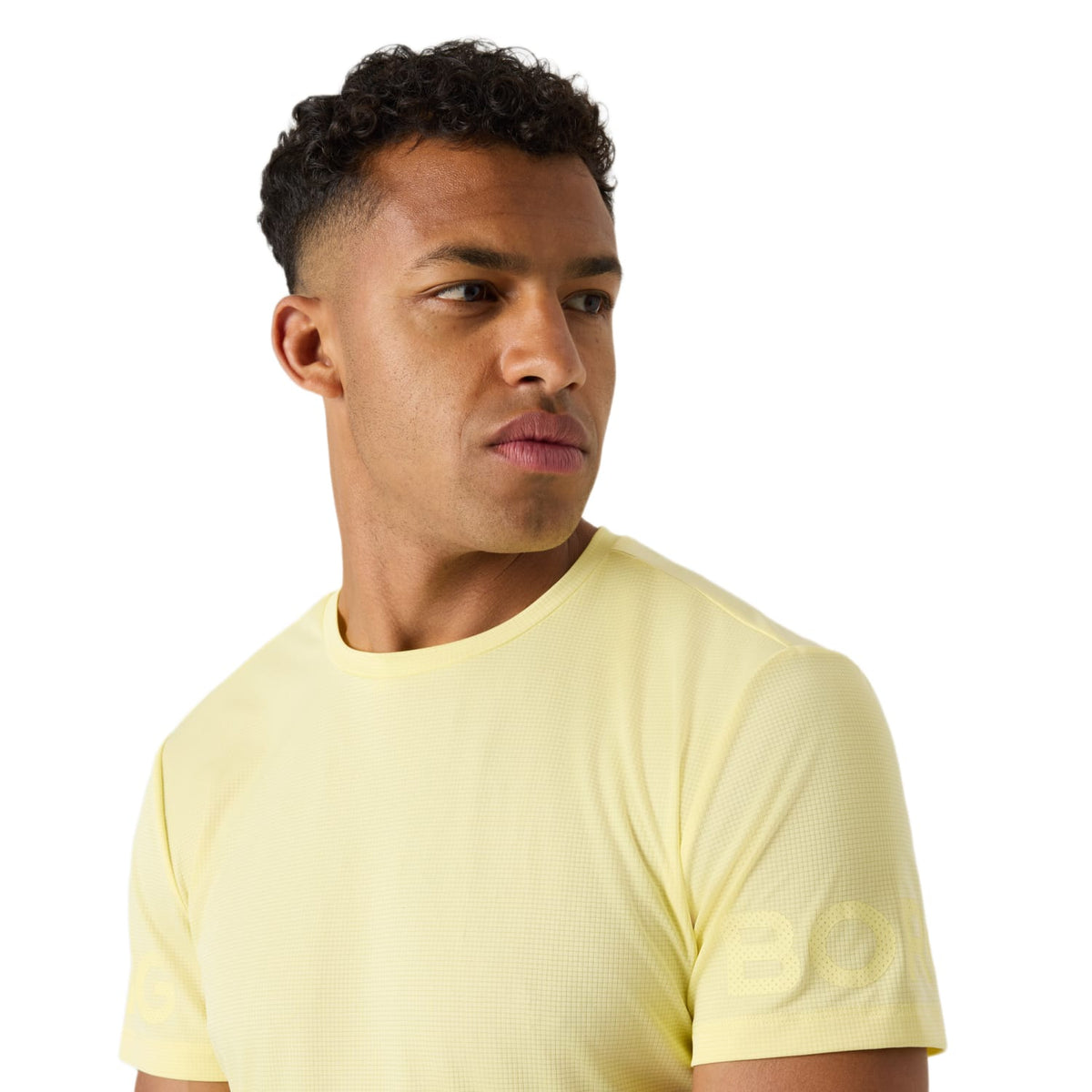 Detail van de ronde hals van het gele Bjorn Borg Light T-shirt op model