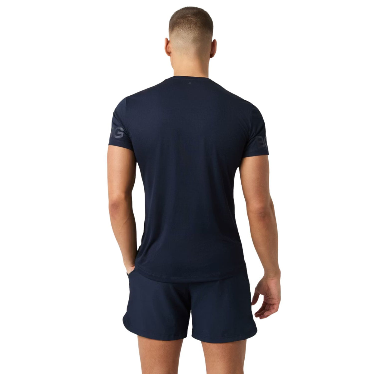 Achterzijde van het donkerblauwe Bjorn Borg Light T-shirt met bijpassende short