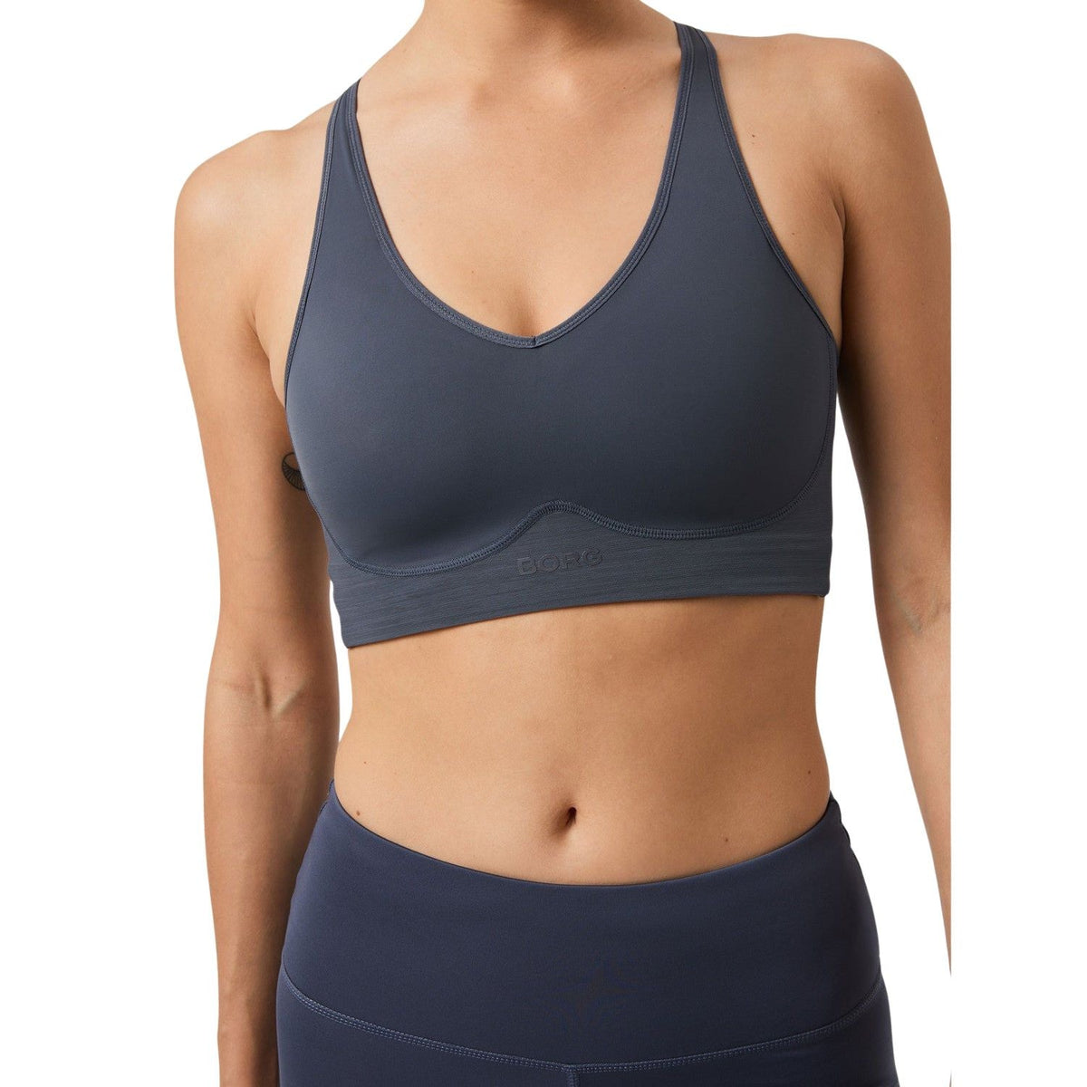 Close-up van de grijsblauwe Bjorn Borg Mid V Support Sports Bra met V-hals