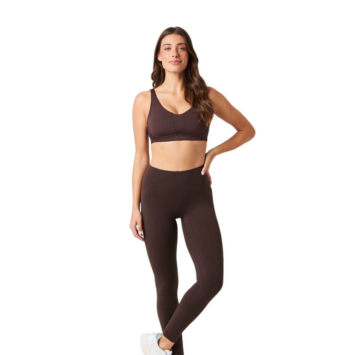 Model ten voeten uit in de donkerbruine Reform sportbh en legging