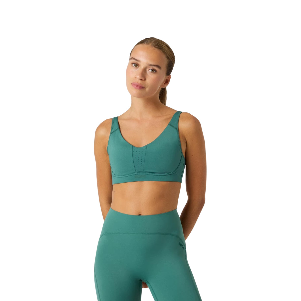 Model draagt de Bjorn Borg Reform sportbh in groen met bijpassende short