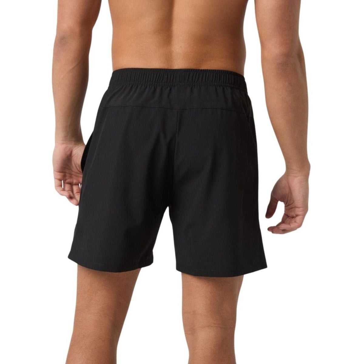 Achterzijde van de zwarte Bjorn Borg Short Ace Racquet sportshort voor heren op model