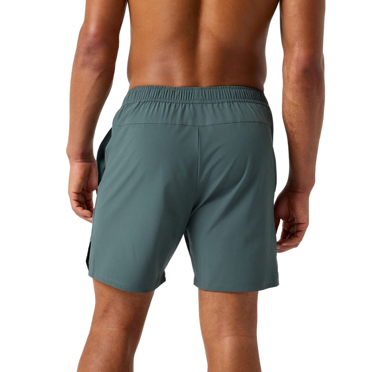 Achterzijde van de grijsgroene Bjorn Borg Short Ace Racquet heren sportshort op model