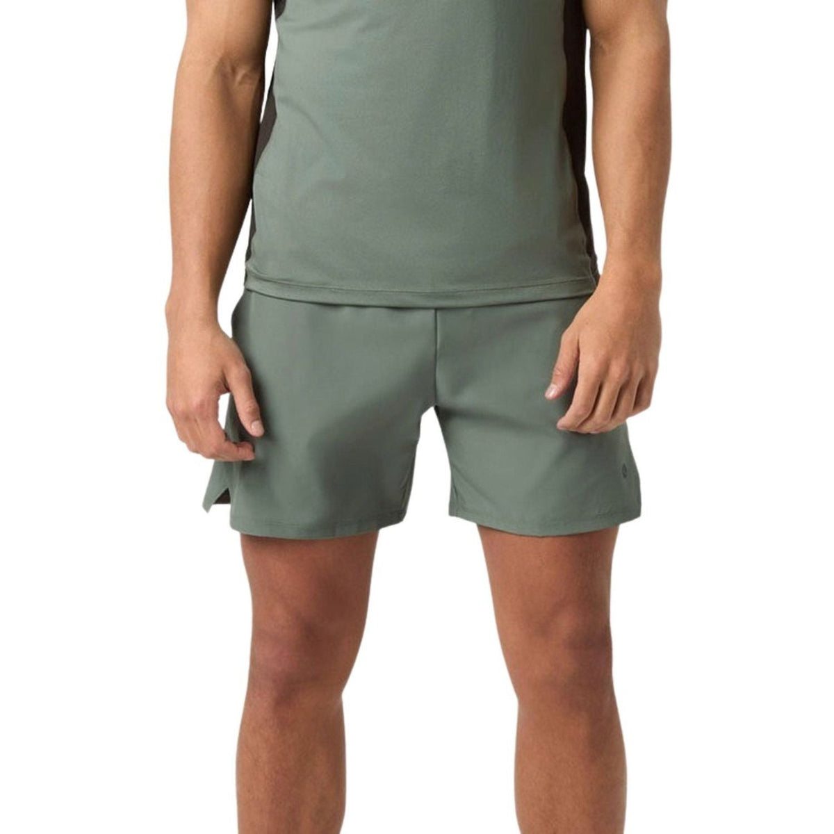 Gedeeltelijk zijaanzicht van de saliegroene Bjorn Borg Short Ace Racquet op het model