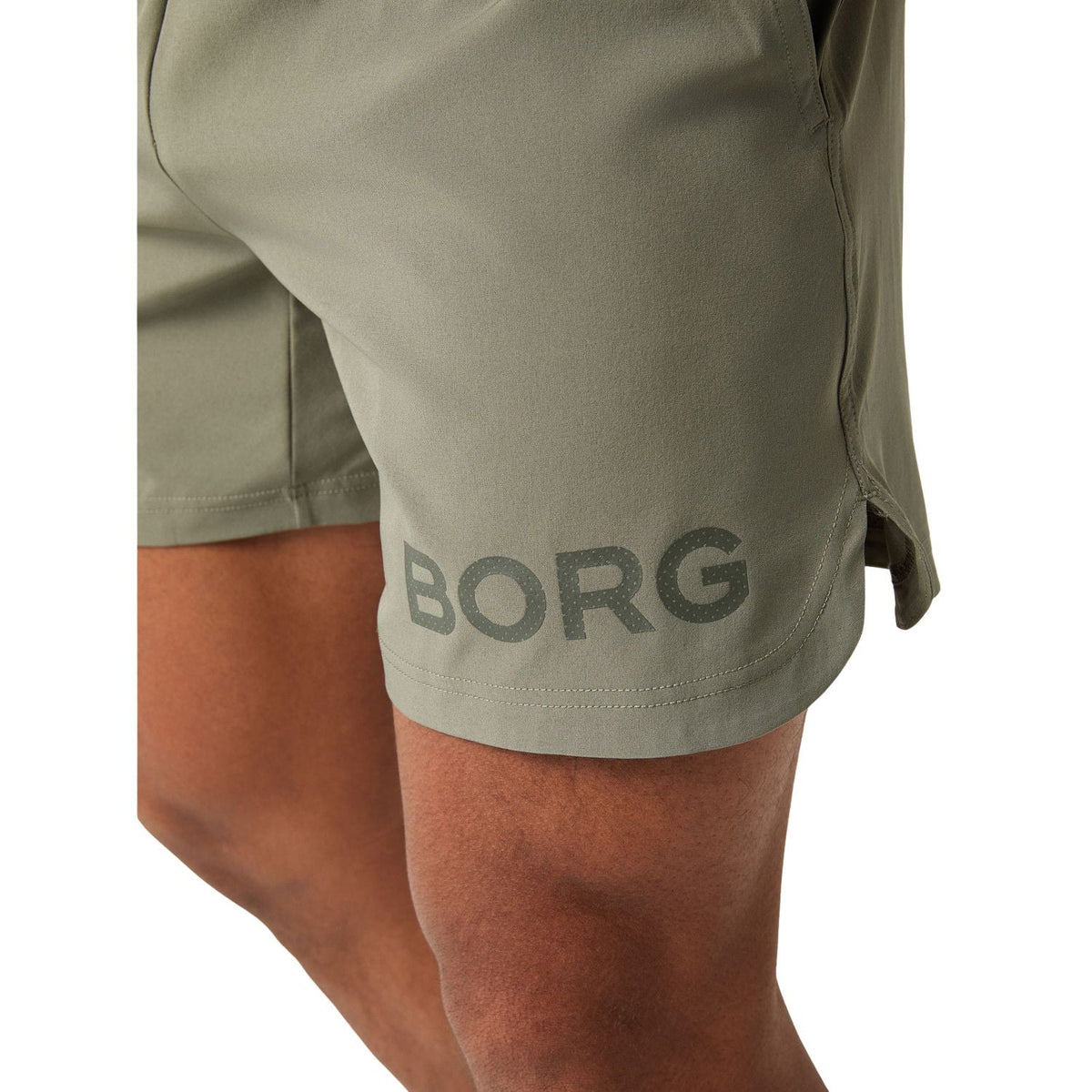 Zijaanzicht van de kakigroene Bjorn Borg Short Shorts met BORG-print