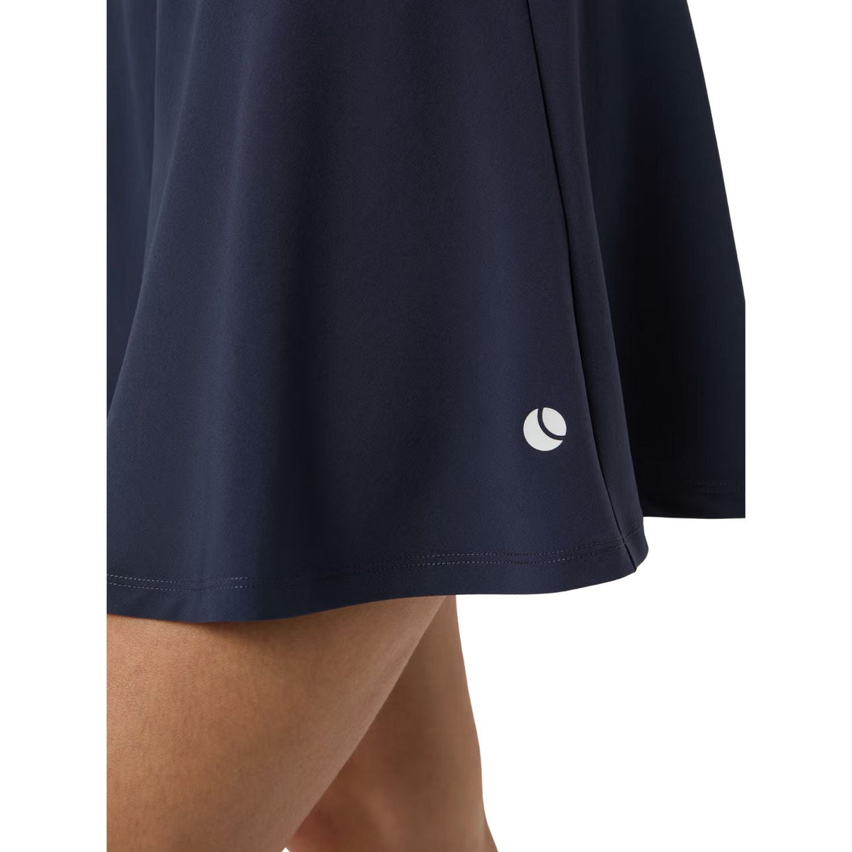 Detail van de zoom en het logo van de grijsblauwe Bjorn Borg Ace rok