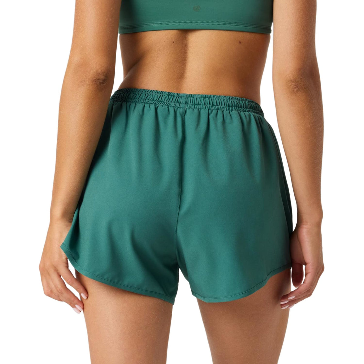 Achterkant van de groene Bjorn Borg Sports Shorts met losse, wijde pijpen voor dames