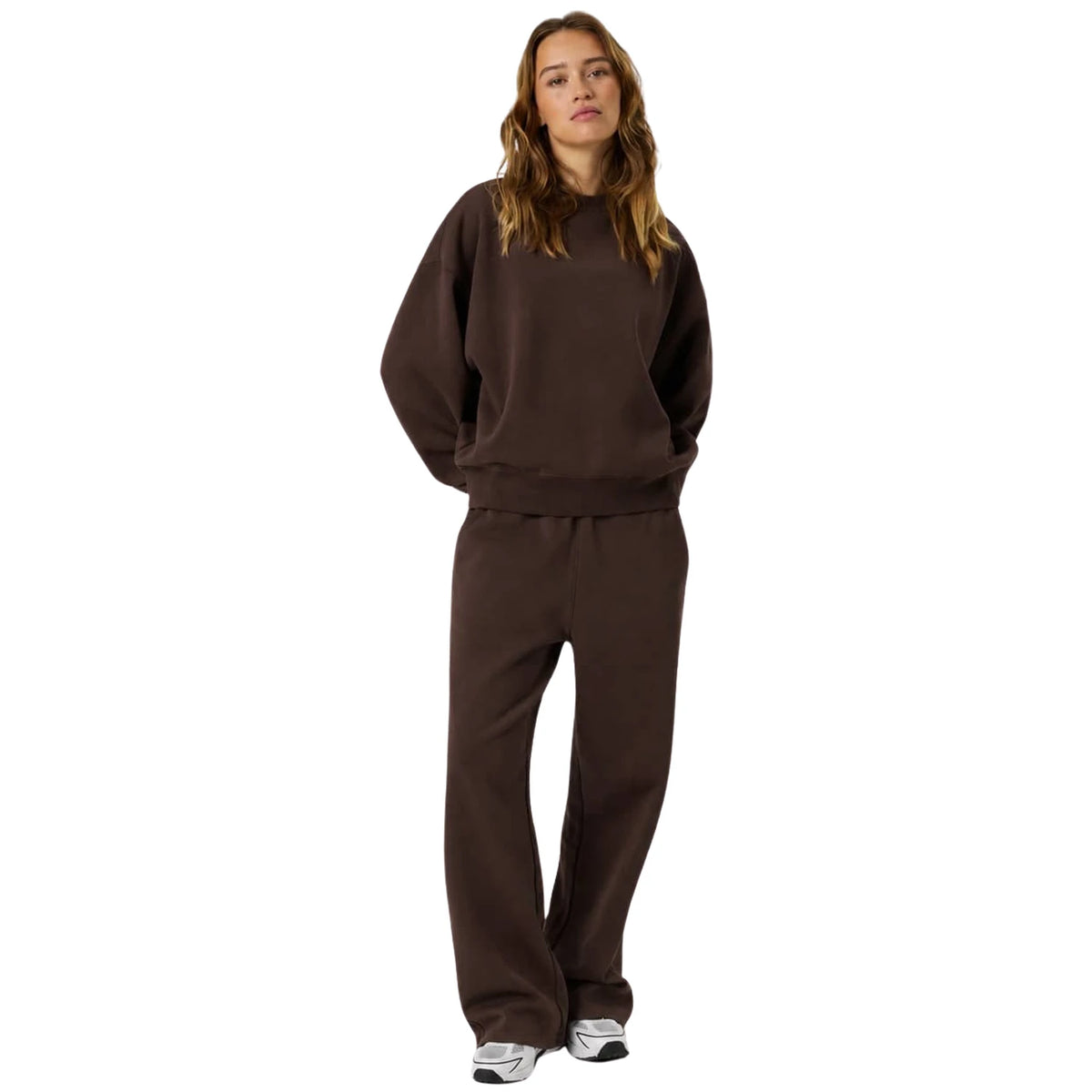 Björn Borg Studio Oversized Straight Sweatpants Coffee Bean - ten voeten uit op model