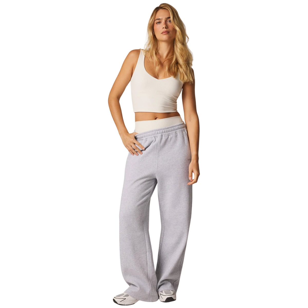 Björn Borg Studio Oversized Straight Sweatpants Ultra Light Grey Melange - ten voeten uit op model