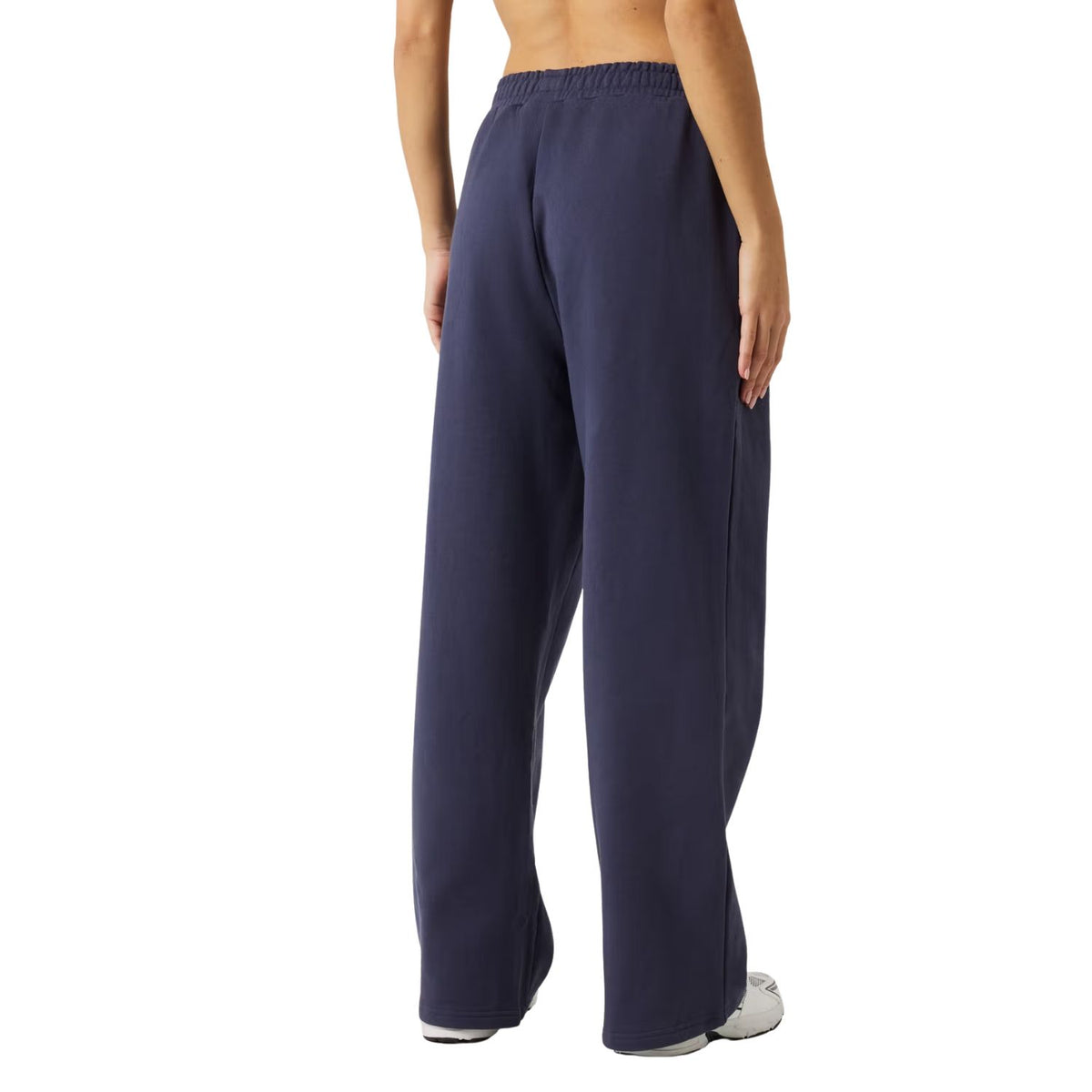 Achterzijde van de donkerblauwe Bjorn Borg Studio sweatpants met rechte pijpen