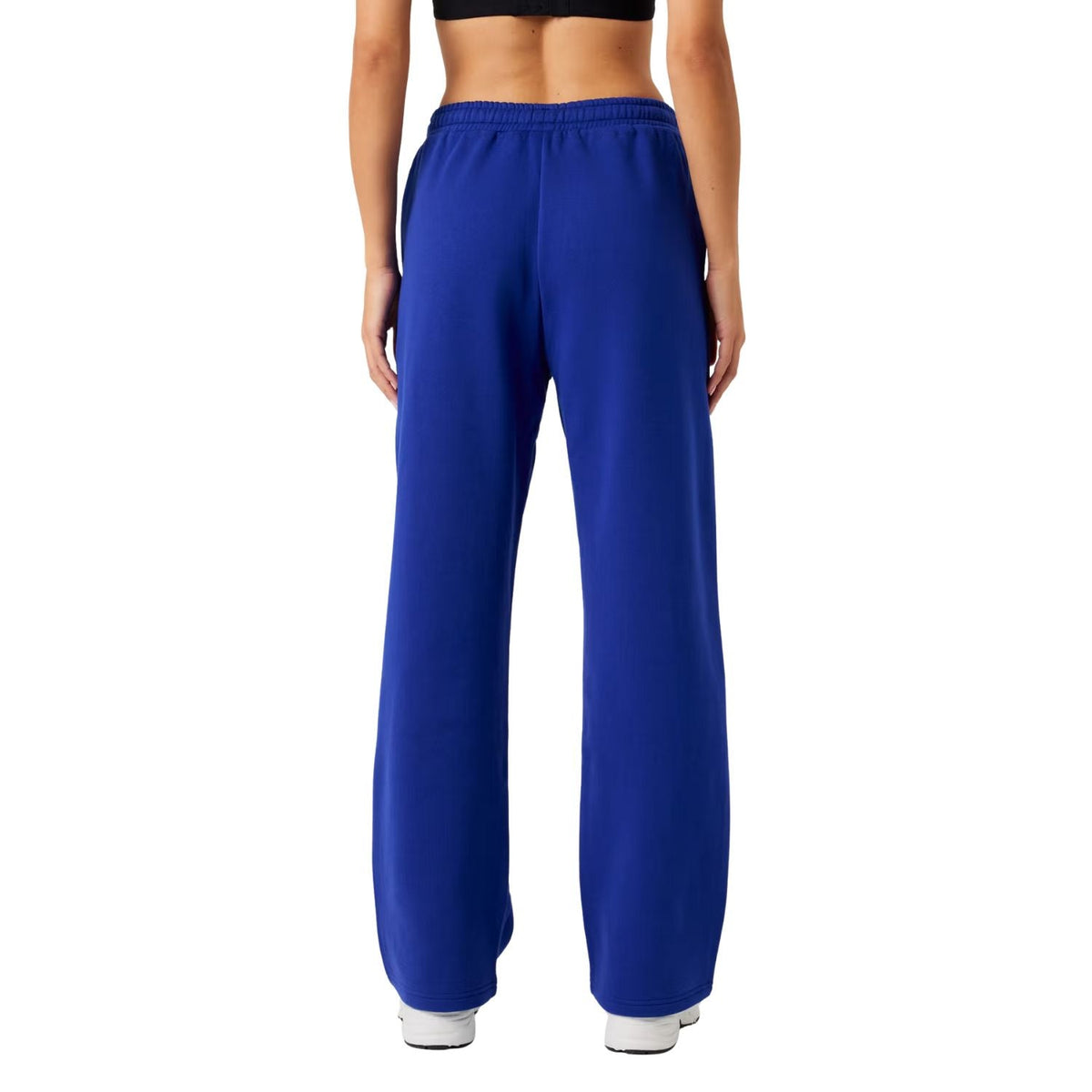 Achterzijde van de kobaltblauwe Bjorn Borg Studio sweatpants met enkelboorden