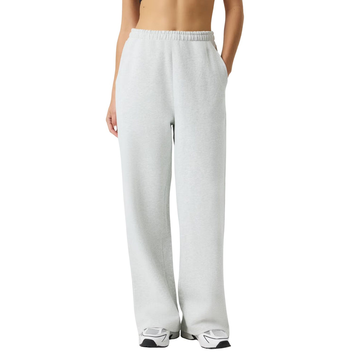 Bjorn Borg Studio oversized sweatpants voor dames in lichtgrijs, vooraanzicht op model
