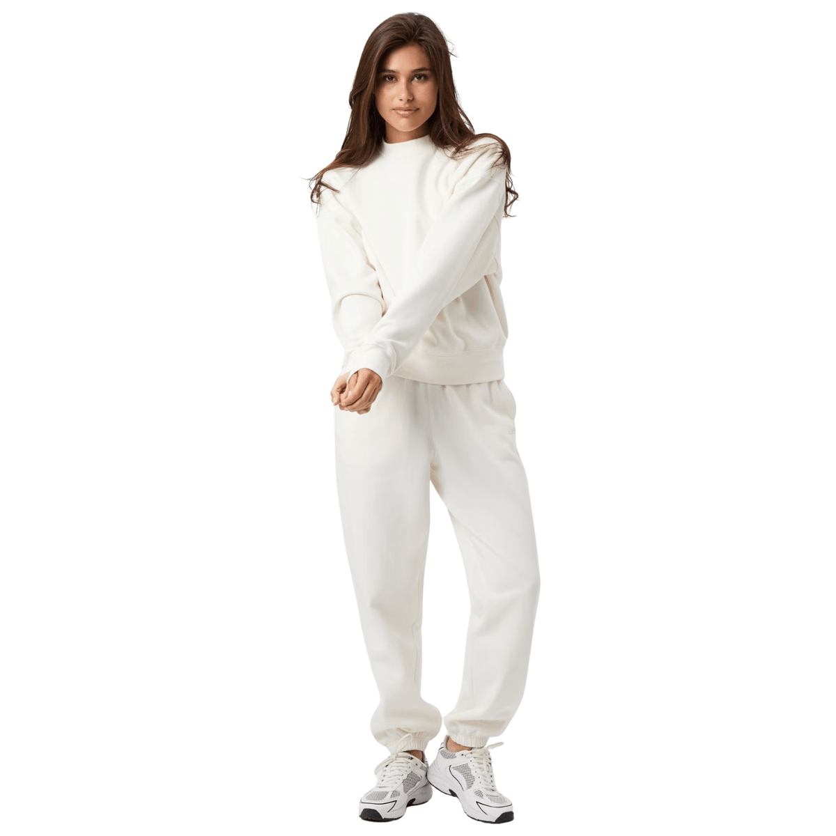Model ten voeten uit in de gebroken witte Bjorn Borg Studio Oversized broek en sweater