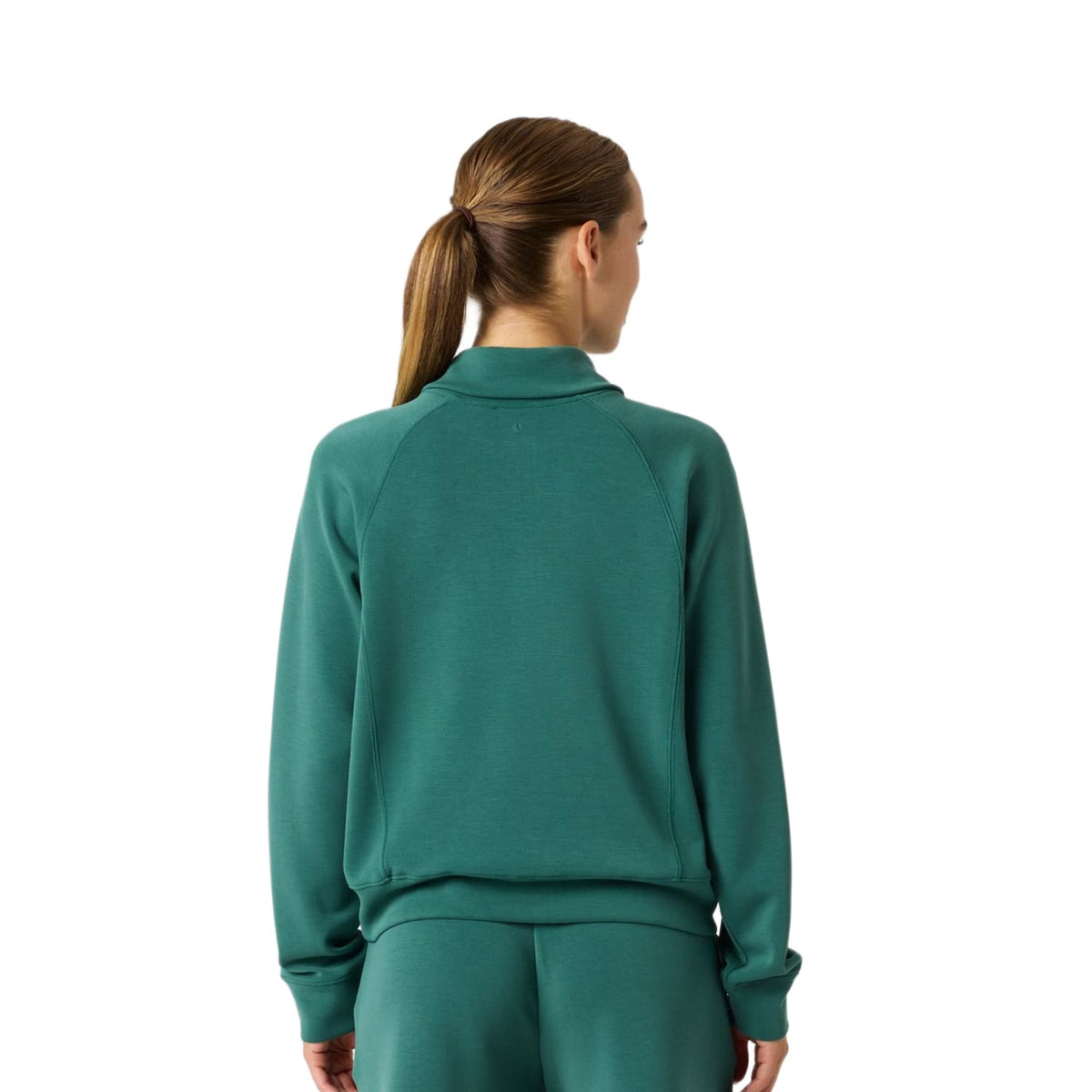 Achterzijde van de groene Bjorn Borg Studio Soft Halfzip sweater voor dames op model