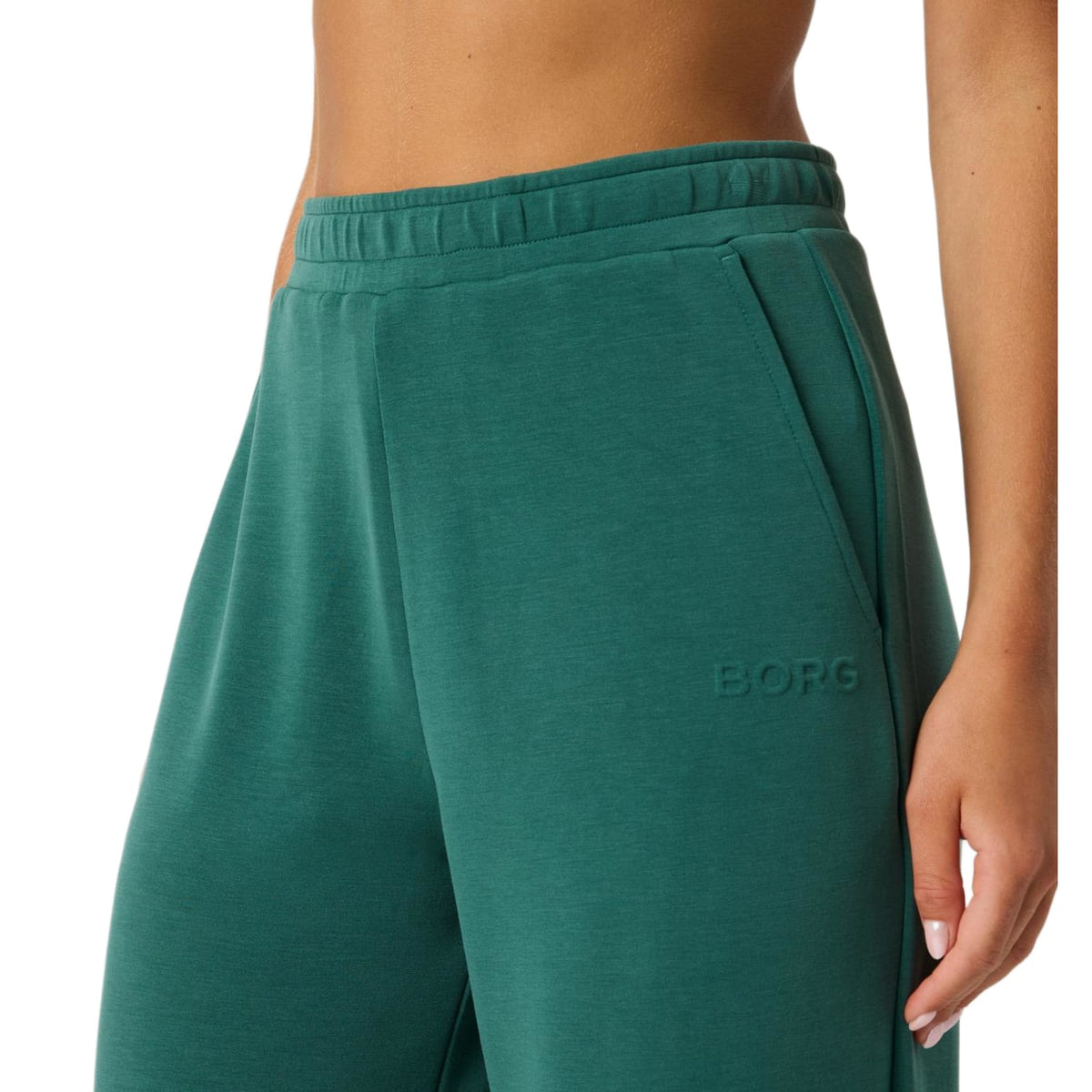 Detail van de tailleband en zak van de groene Studio Soft broek
