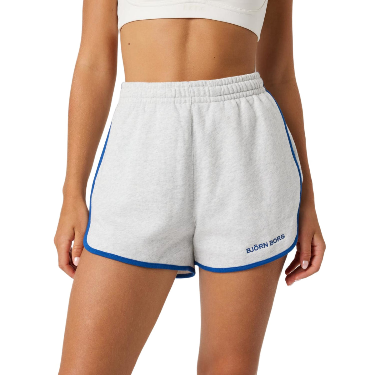 Model draagt de grijze Bjorn Borg Sweatshorts met witte sporttop, vooraanzicht