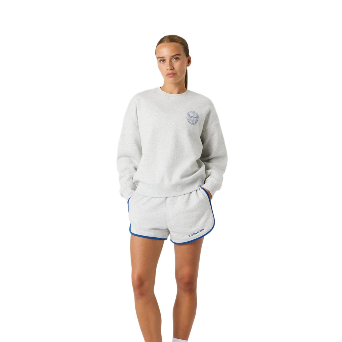 Model ten voeten uit in de grijze Bjorn Borg Sweatshorts met bijpassende sweater