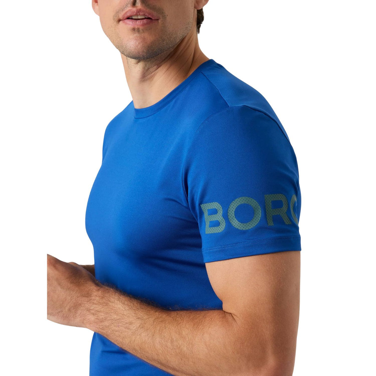 Detail van de mouw met BORG-print op het blauwe Bjorn Borg T-shirt