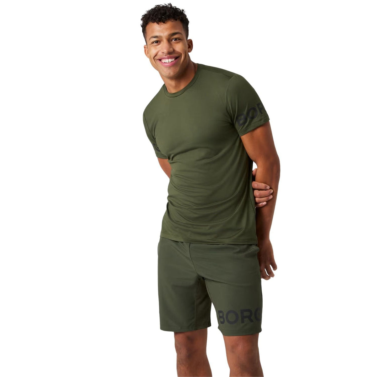 Model draagt het legergroene Bjorn Borg T-shirt, halfaanzicht van opzij