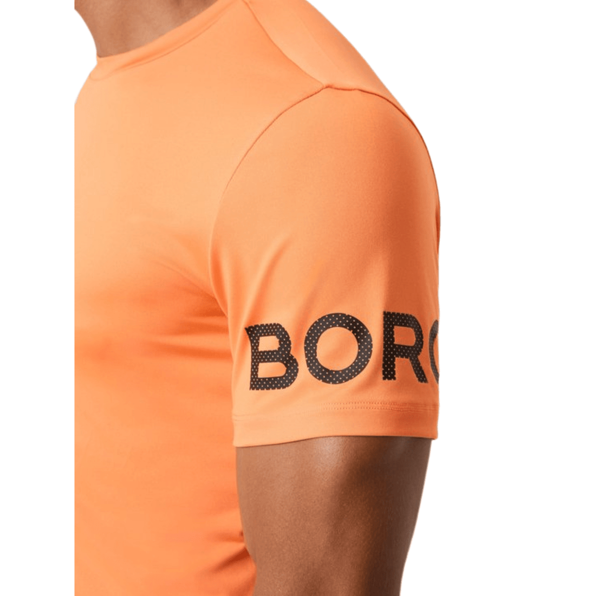 Detail van de BORG-print op de mouw van het oranje Bjorn Borg T-shirt