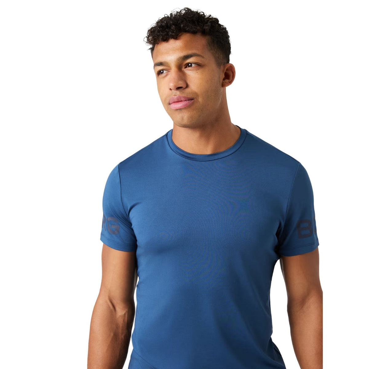 Nærbillede af den stålblå Björn Borg-T-shirt med logo på brystet