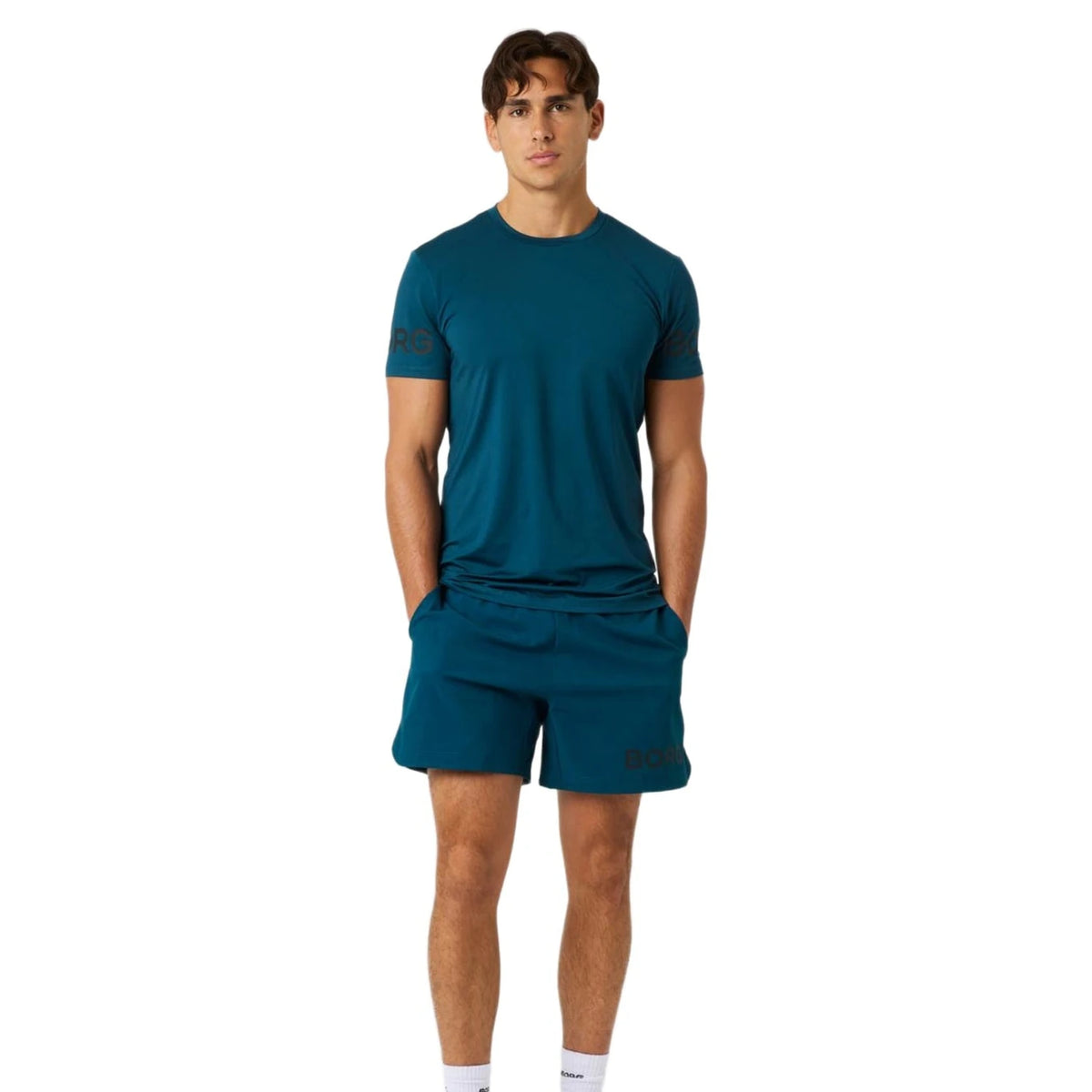Model draagt de complete Björn Borg T-shirt Reflecting Pond Set: Björn Borg T-shirt Reflecting Pond met Björn Borg Ace Pro 7" Shorts Reflecting Pond