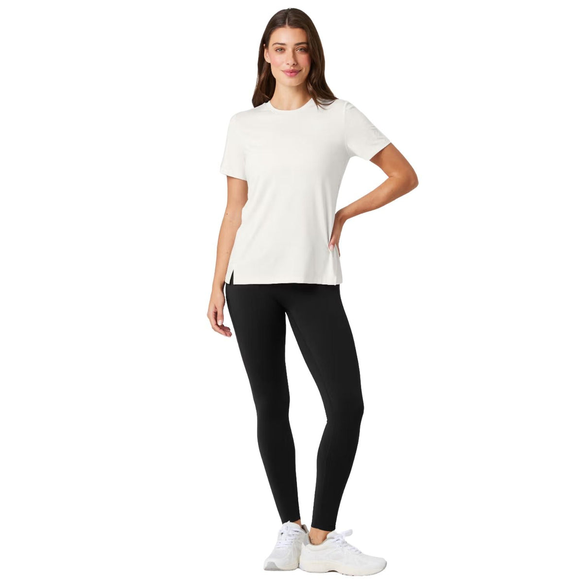 Model draagt het gebroken witte Bjorn Borg T-shirt met zwarte legging