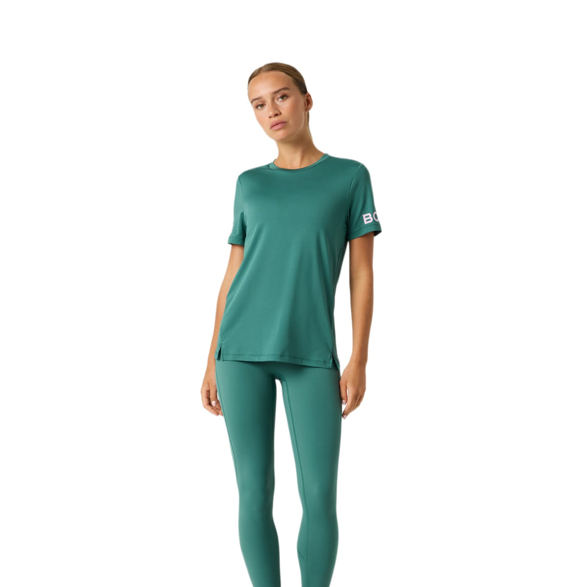 Model ten voeten uit in het groene Bjorn Borg T-shirt en bijpassende legging