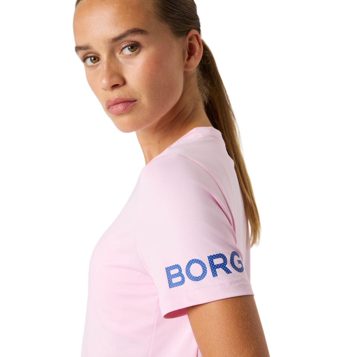 Detail van de mouw met blauwe BORG-print op het roze Bjorn Borg T-shirt