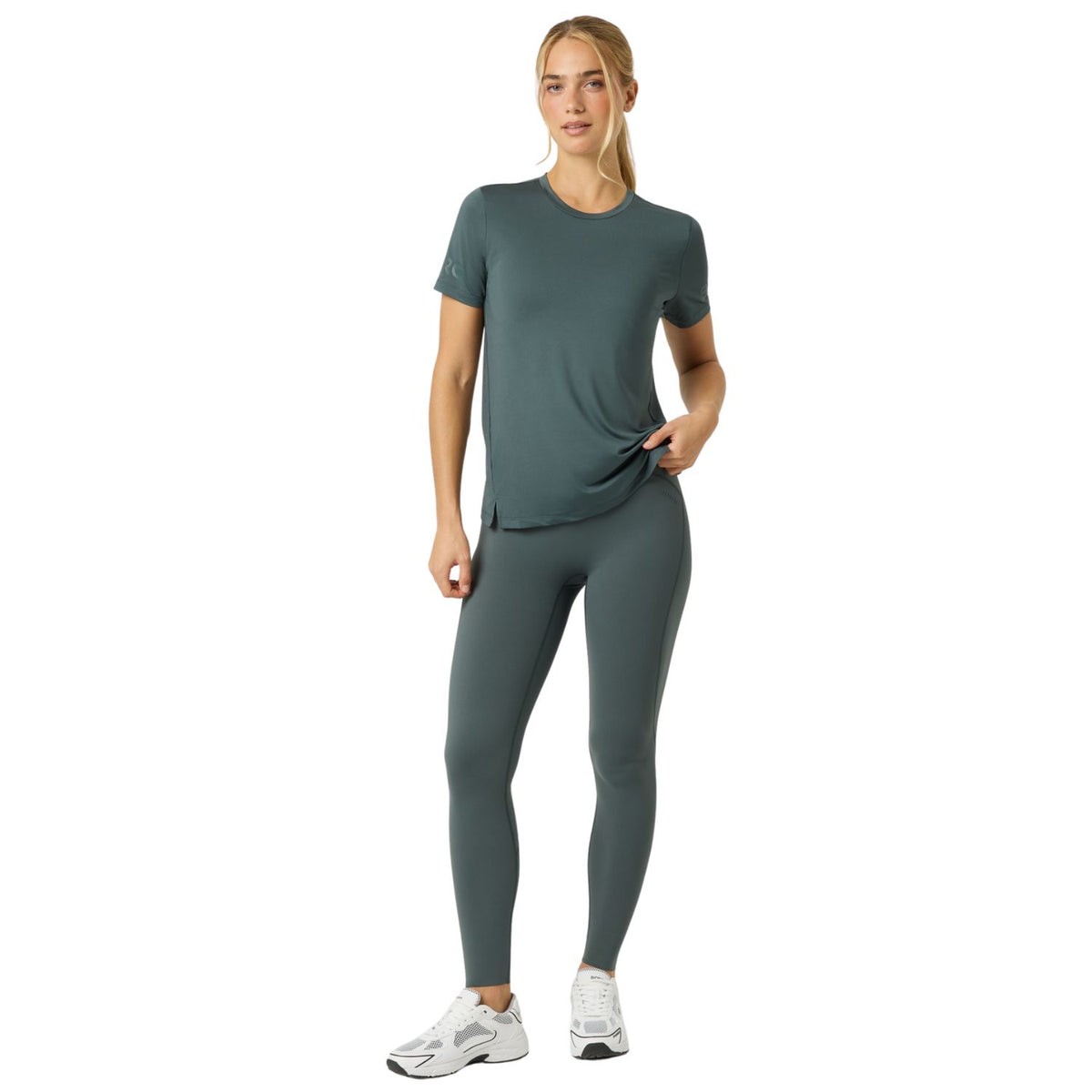 Model ten voeten uit in het grijsgroene Bjorn Borg T-shirt en lange legging