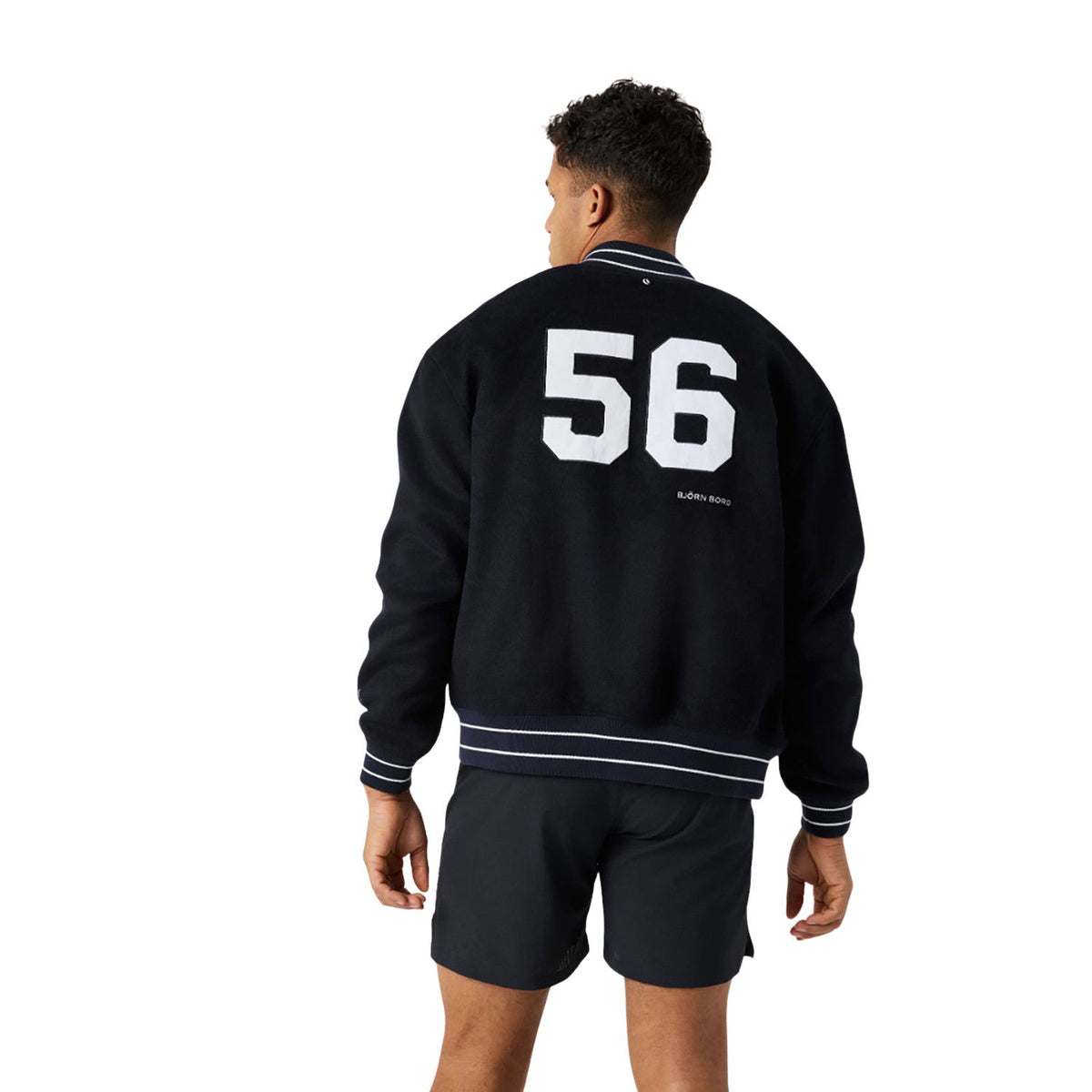 Achterzijde van het donkerblauwe Bjorn Borg Varsity Jacket met wit nummer 56
