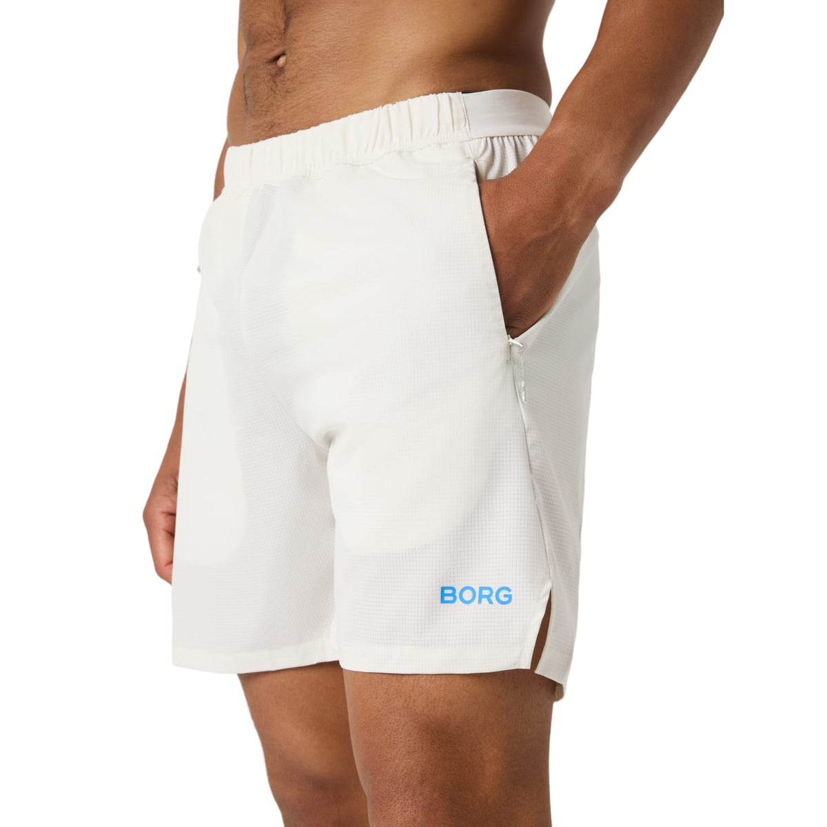 Zijaanzicht van de gebroken witte Zip short met hand in de zak