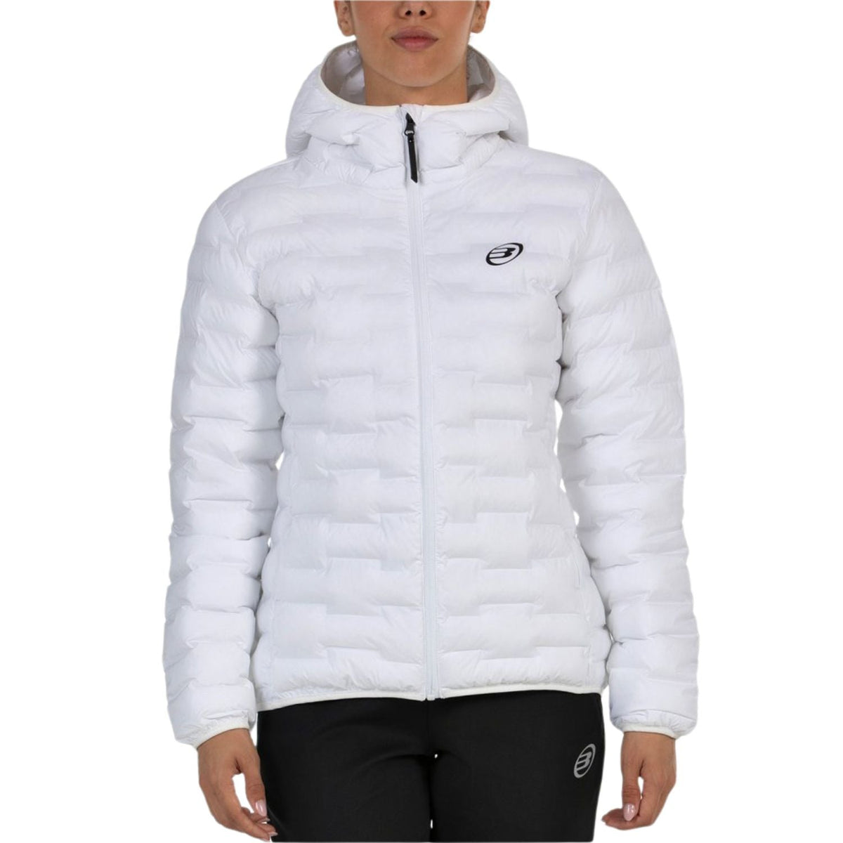 Model draagt de witte Bullpadel Benevi anorak voor dames met capuchon, vooraanzicht