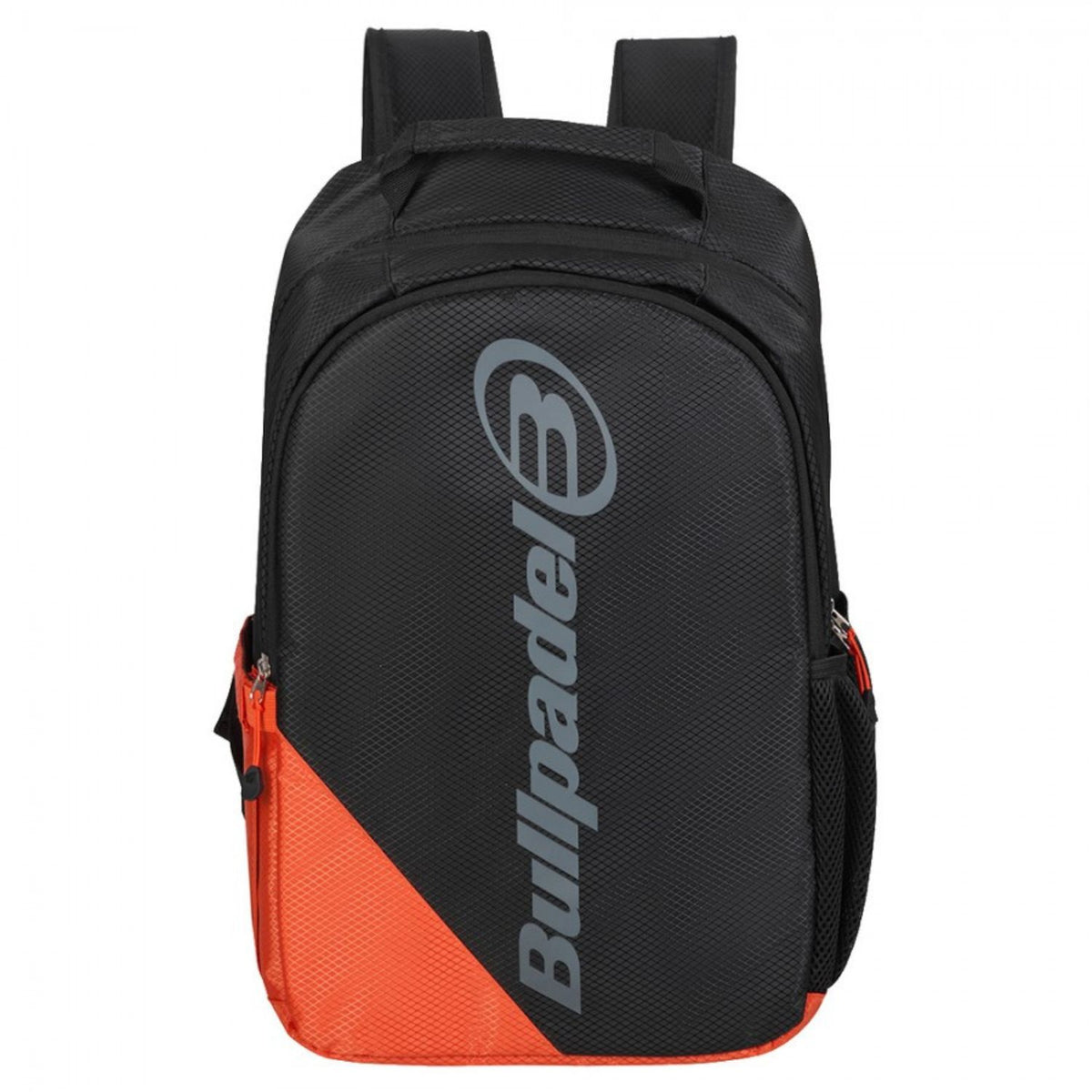 Vooraanzicht van de zwarte Bullpadel Backpack Advance 2026 met oranje onderhoek.
