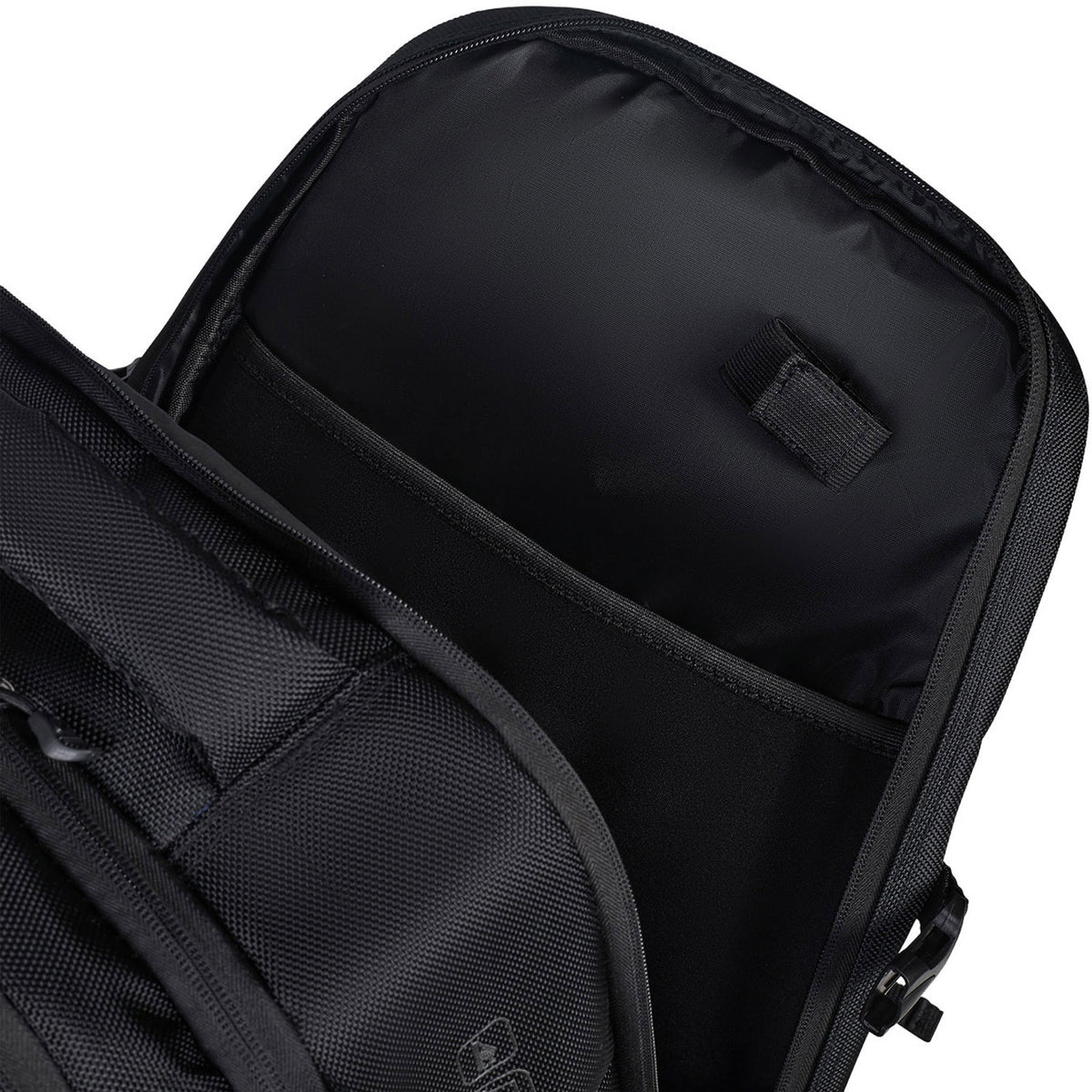 Detail van het geopende laptopvak van de zwarte Bullpadel Tech 2026 rugzak.