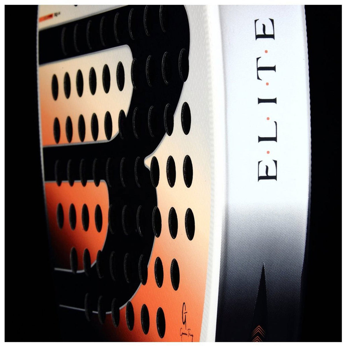 Close-up van het slagvlak van het Bullpadel Elite W 26 met de opdruk ELITE in zilver