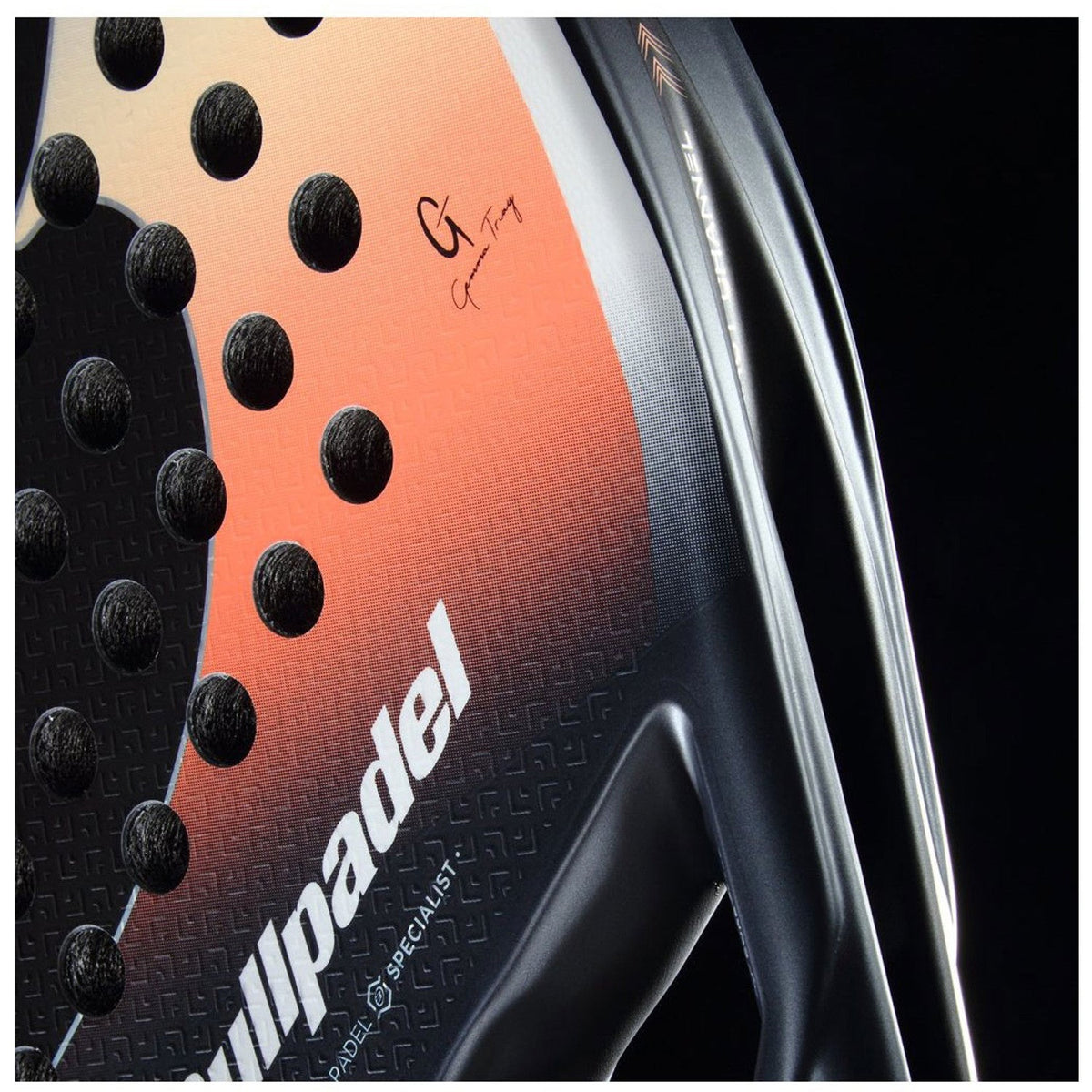 Close-up van de framerand van het Bullpadel Elite W 26 met handtekening in oranje
