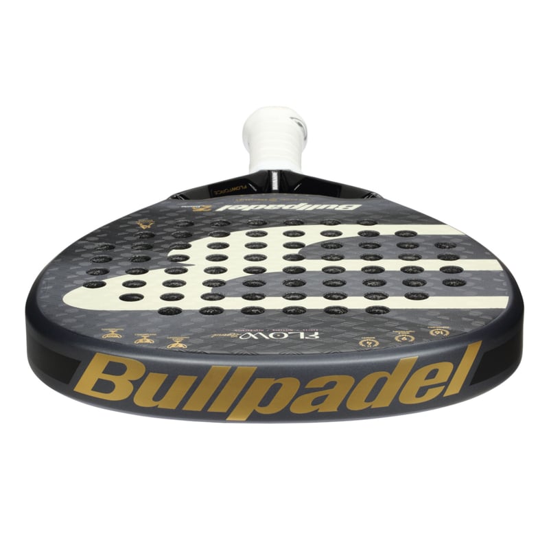Bovenaanzicht van het Bullpadel Flow Legend 26 met gouden merkopdruk op de framerand