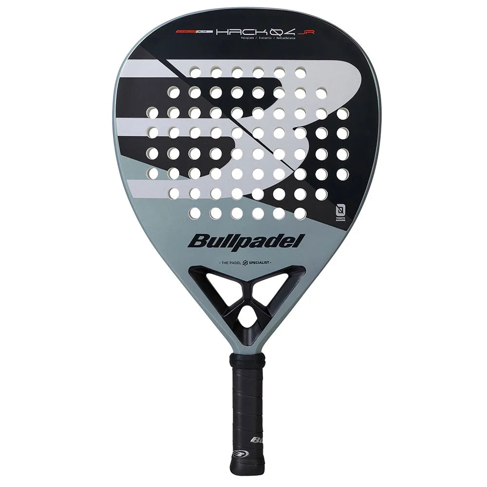 Raquete de padel Bullpadel Hack JR 26 para juniores, em cinzento com face de jogo em preto e branco, vista frontal