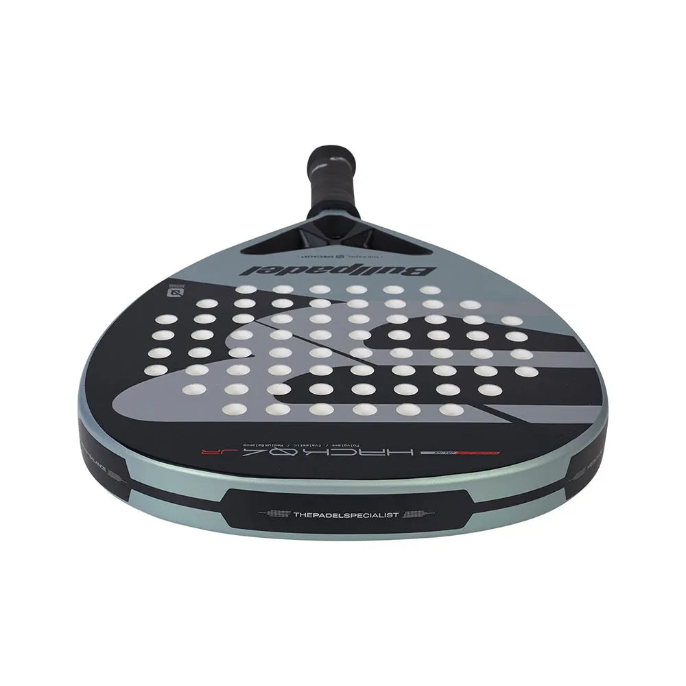 Bovenaanzicht van het Bullpadel Hack JR 26 met lichtgrijze opdruk op de framerand